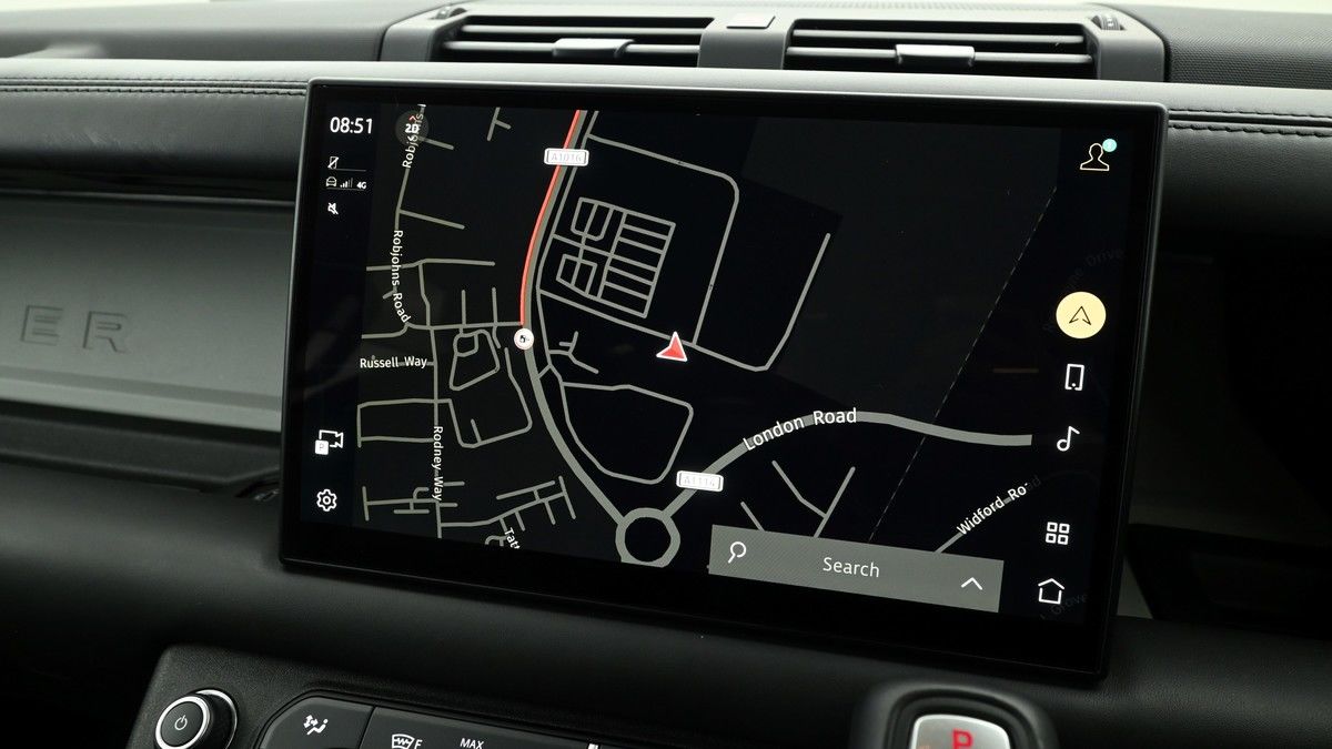 Land Rover Defender 110 Image 11