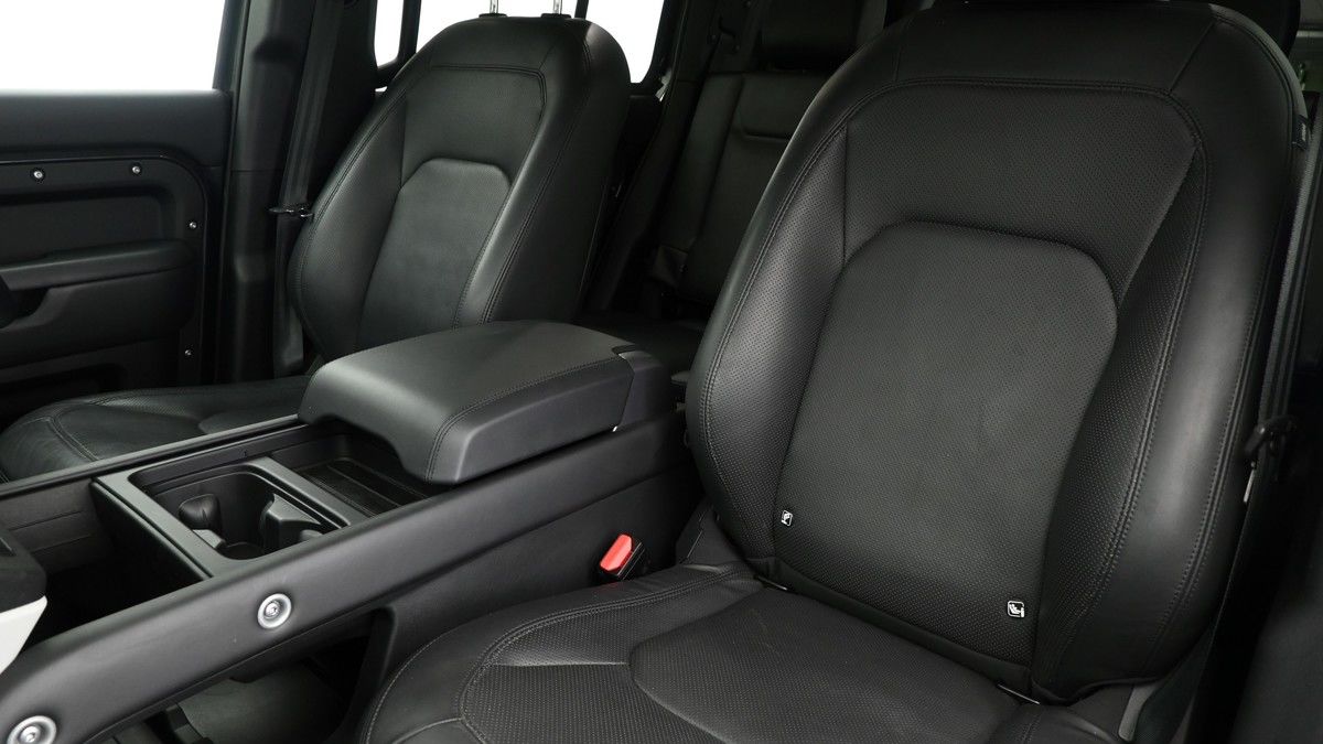 Land Rover Defender 110 Image 4