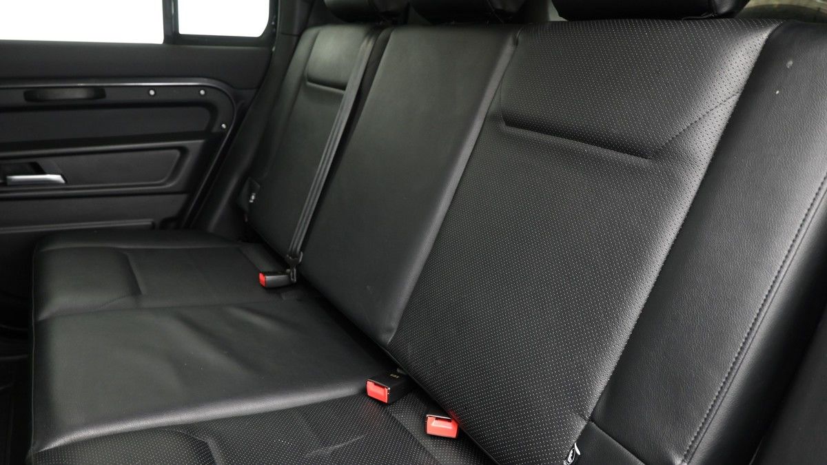 Land Rover Defender 110 Image 5