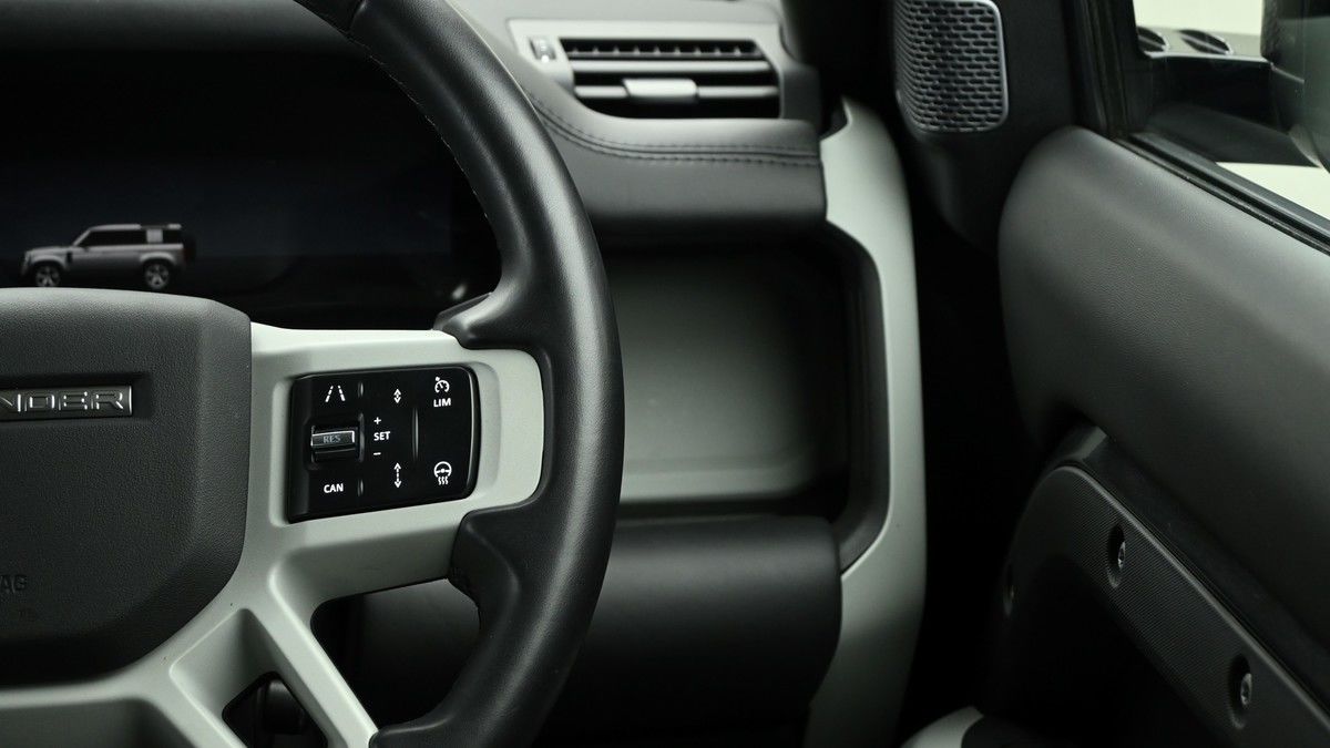 Land Rover Defender 110 Image 16