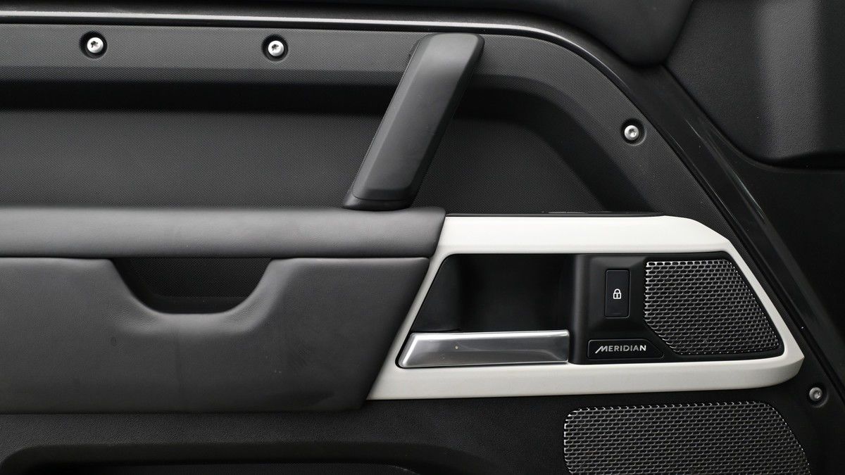 Land Rover Defender 110 Image 13