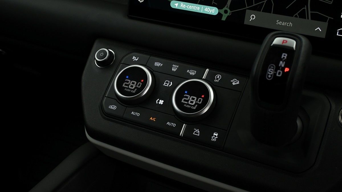 Land Rover Defender 110 Image 9
