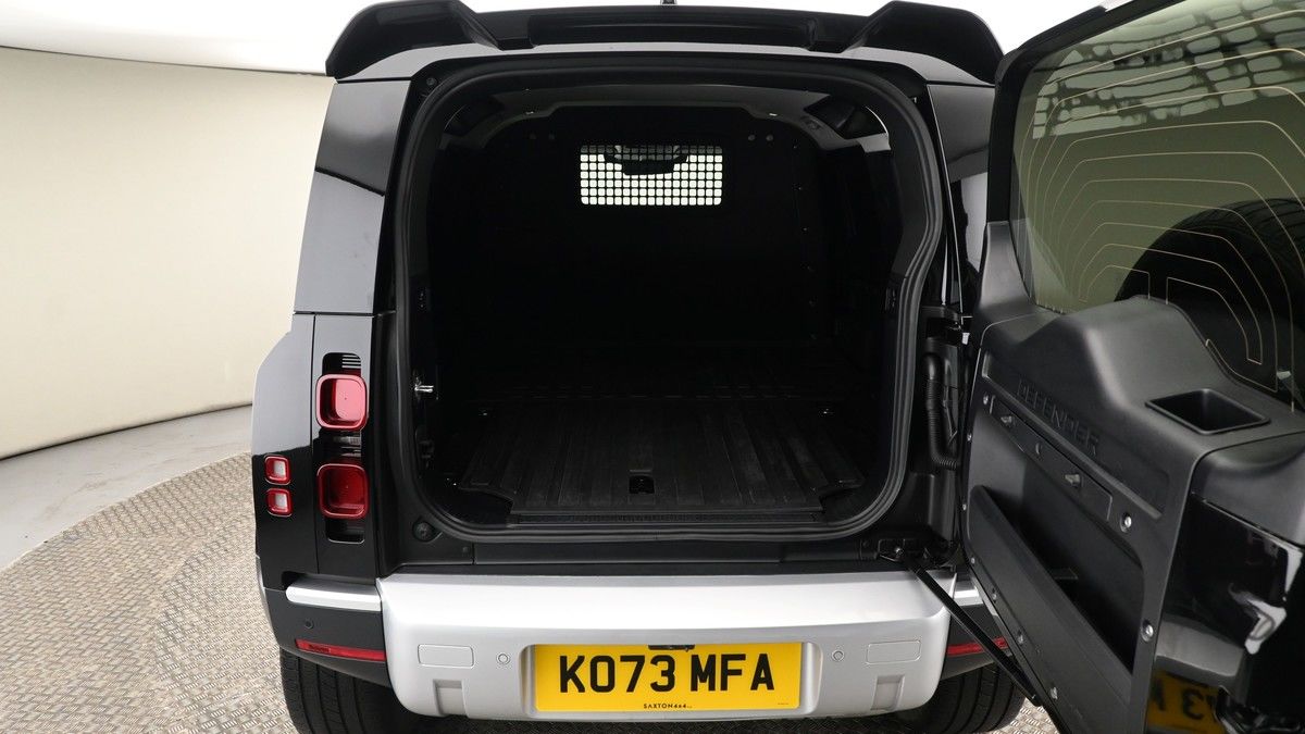 Land Rover Defender 110 Image 7