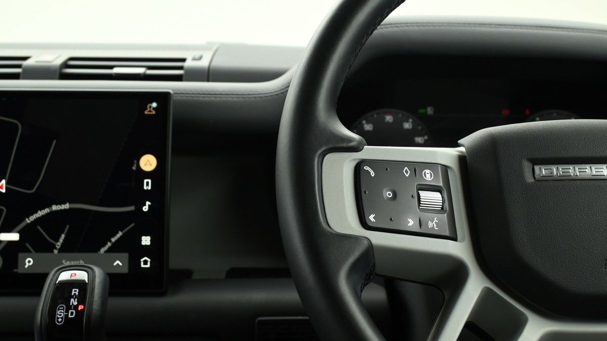 Land Rover Defender 110 Image 12