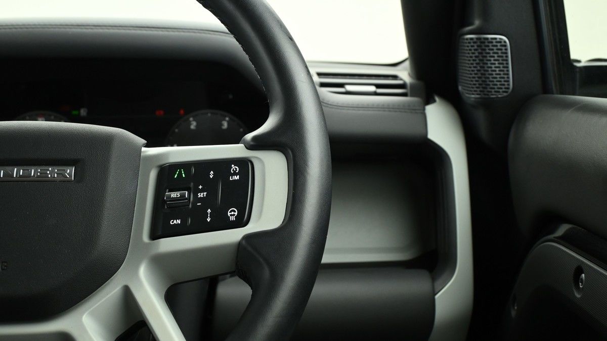 Land Rover Defender 110 Image 13