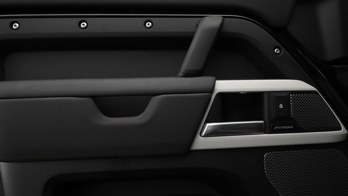 Land Rover Defender 110 Image 10
