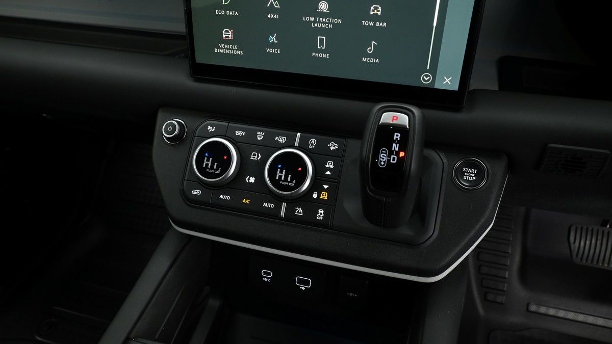 Land Rover Defender 110 Image 12