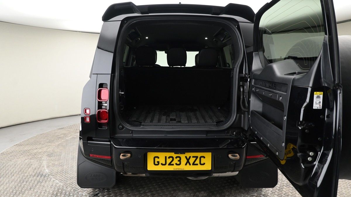 Land Rover Defender 110 Image 10