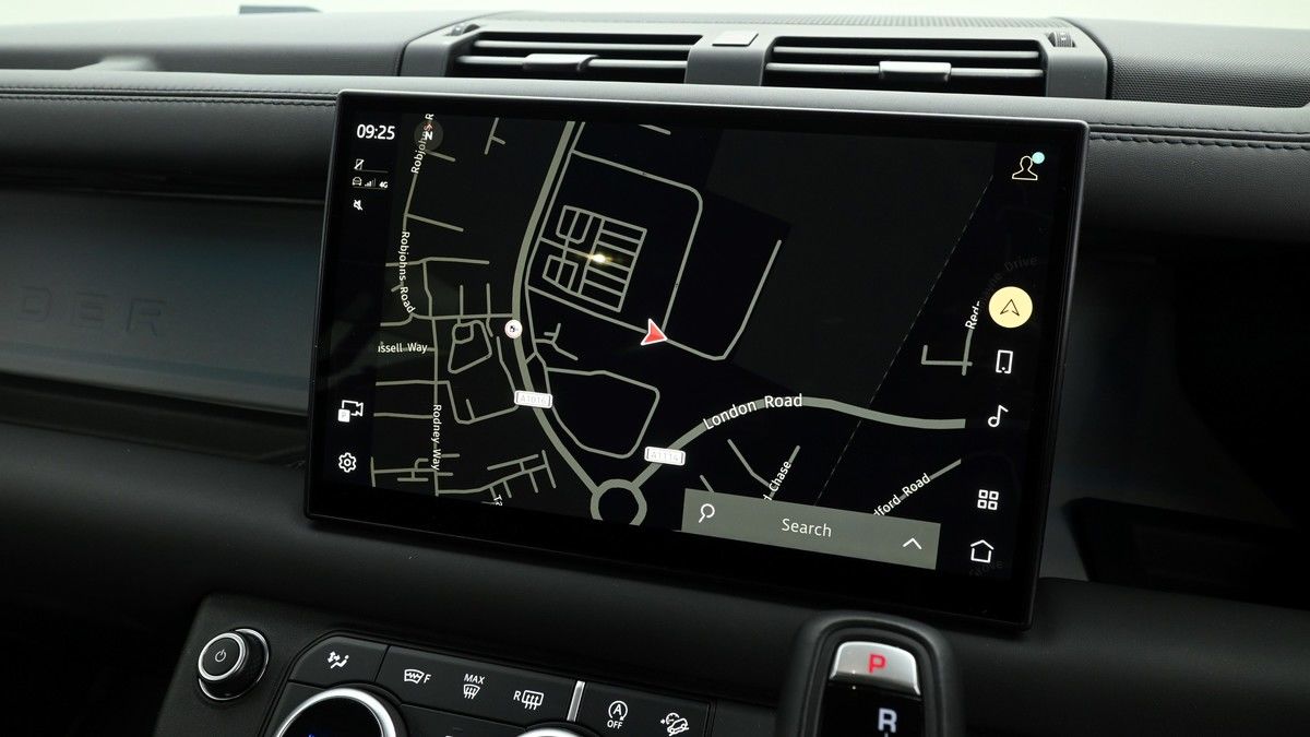 Land Rover Defender 110 Image 11