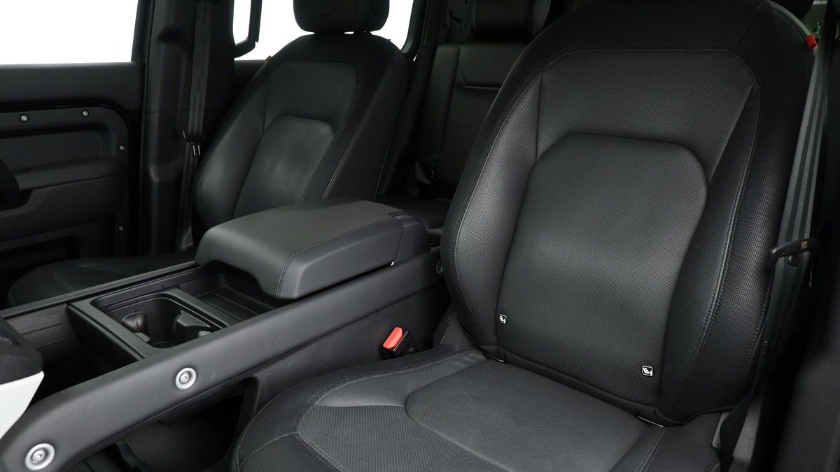 Land Rover Defender 110 Image 4