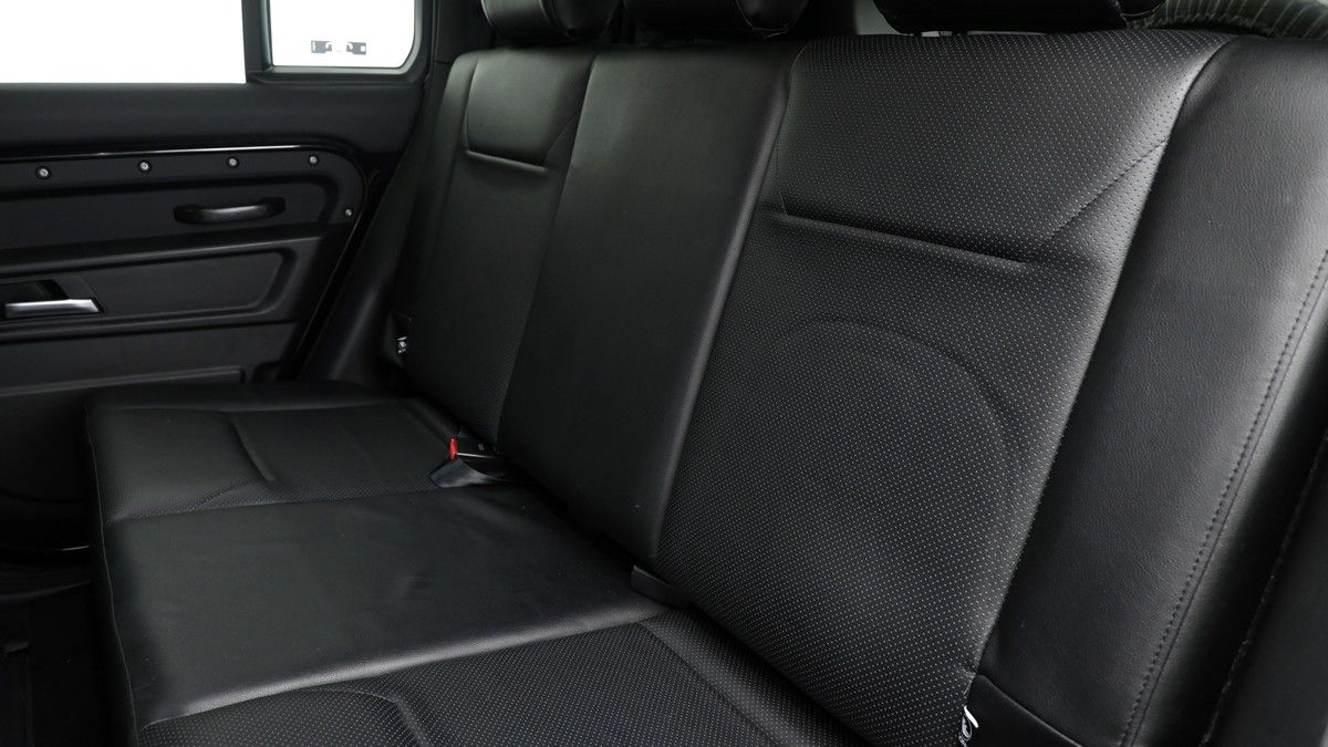 Land Rover Defender 110 Image 5
