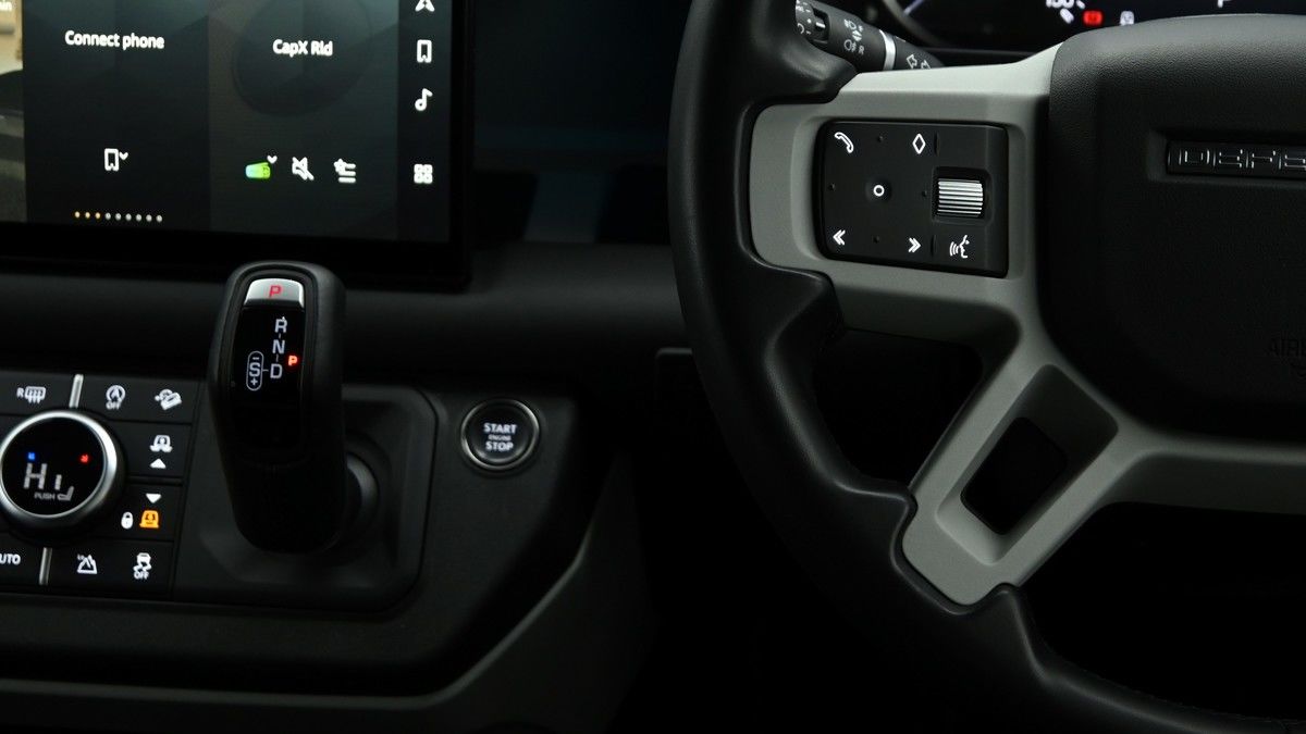 Land Rover Defender 110 Image 15