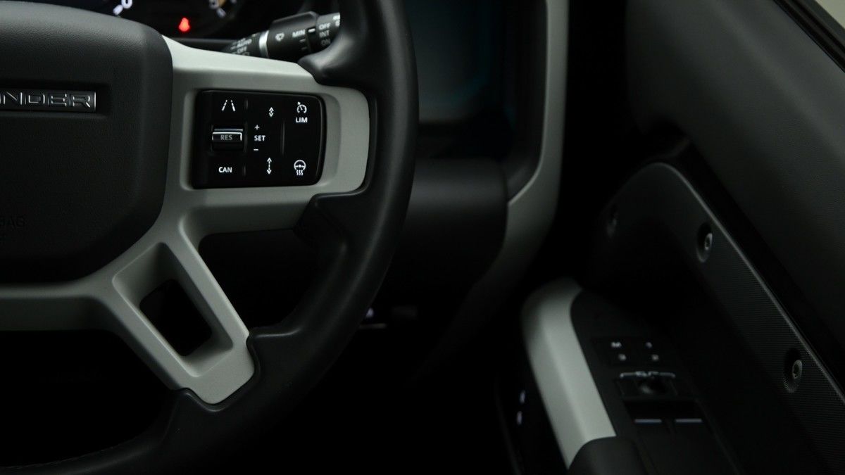 Land Rover Defender 110 Image 16
