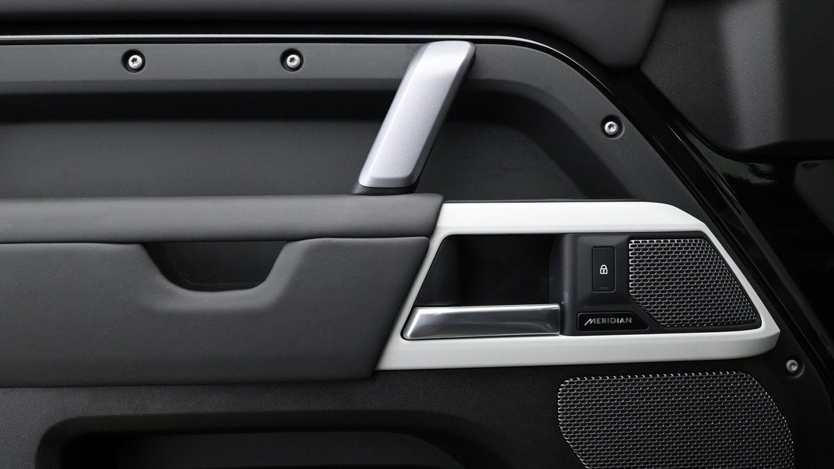 Land Rover Defender 110 Image 13