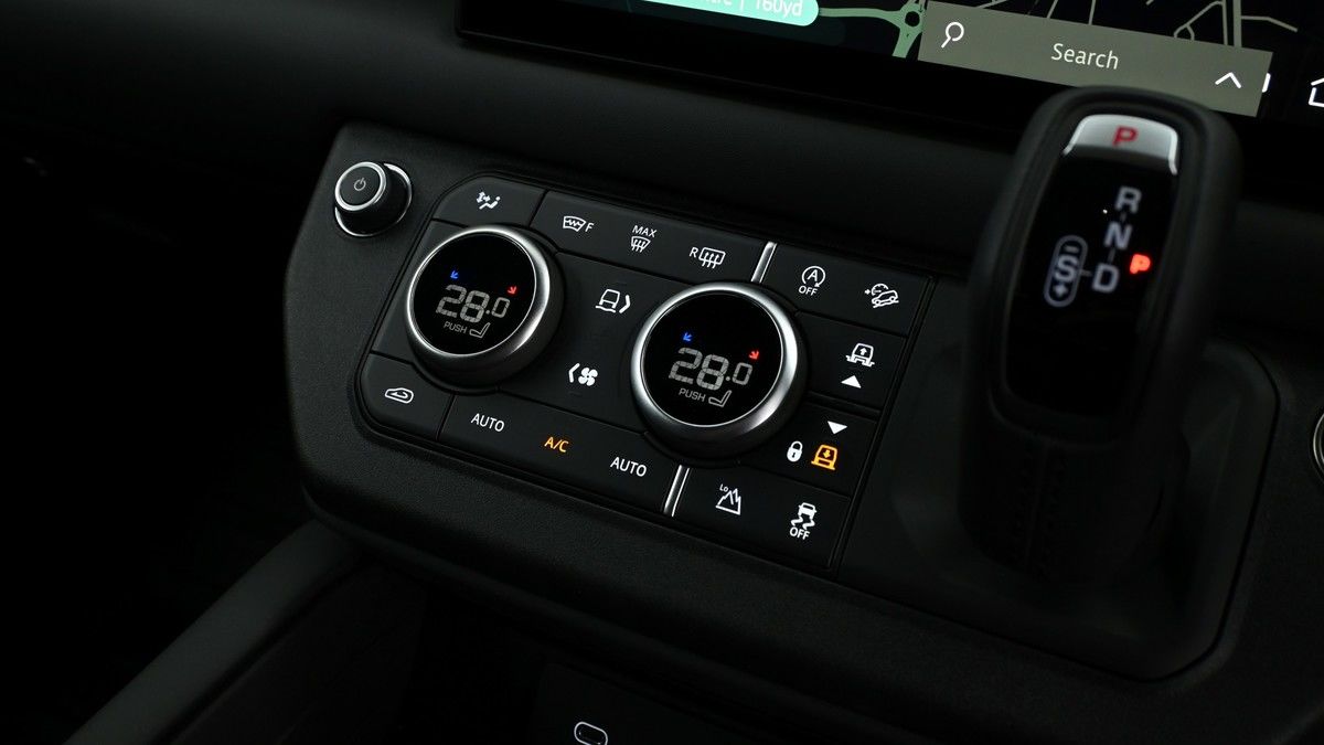 Land Rover Defender 110 Image 11