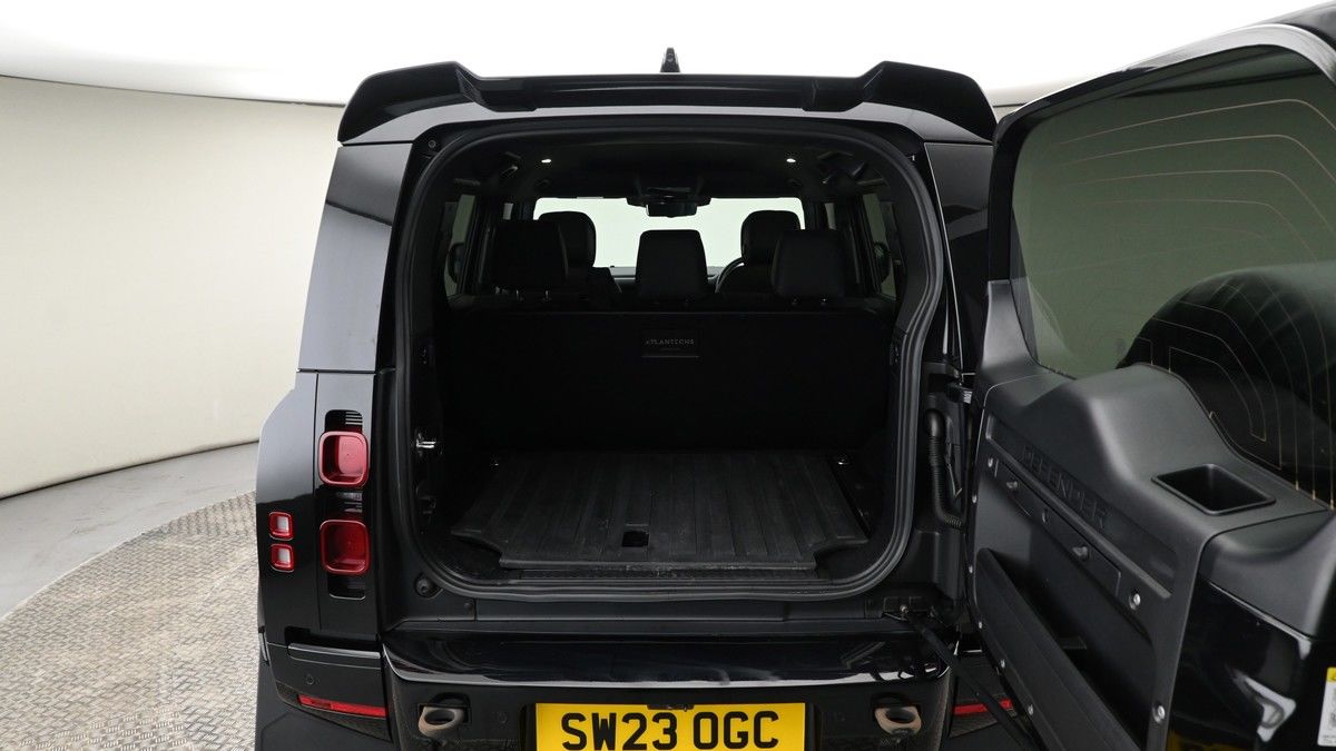 Land Rover Defender 110 Image 9