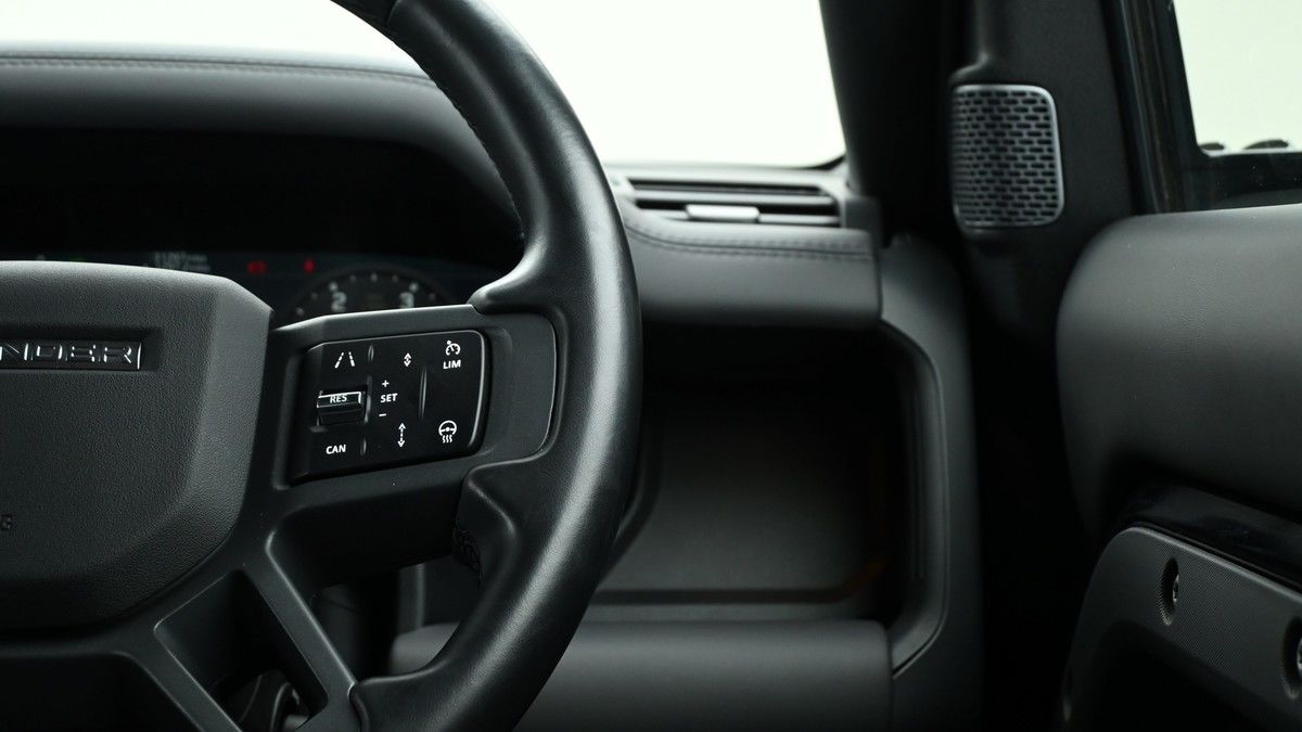 Land Rover Defender 110 Image 15