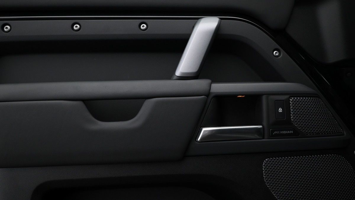 Land Rover Defender 110 Image 12