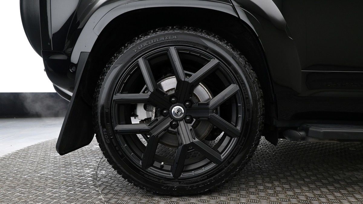 Land Rover Defender 110 Image 8