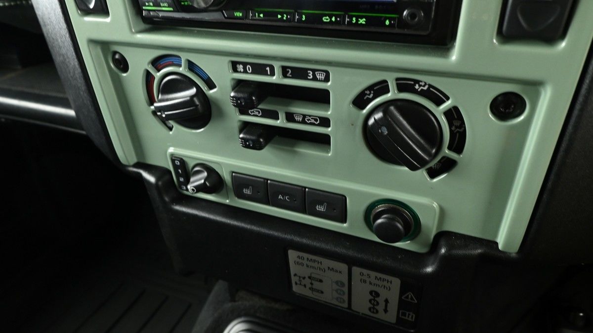 Land Rover Defender 90 Urban Image 12