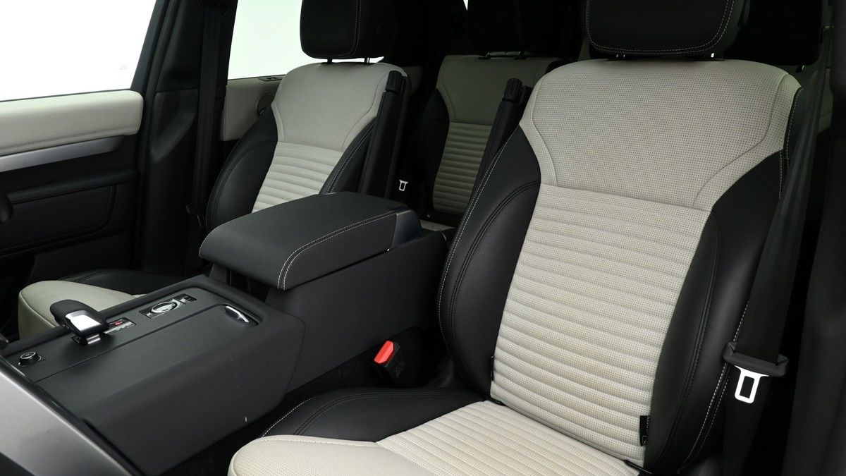 Land Rover Discovery Image 4