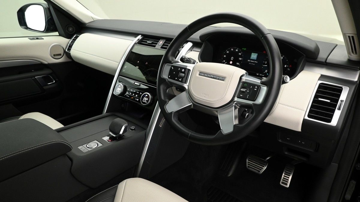 Land Rover Discovery Image 2
