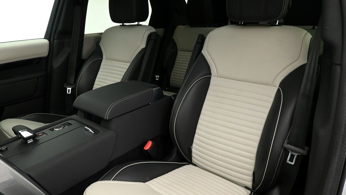 Land Rover Discovery Image 4