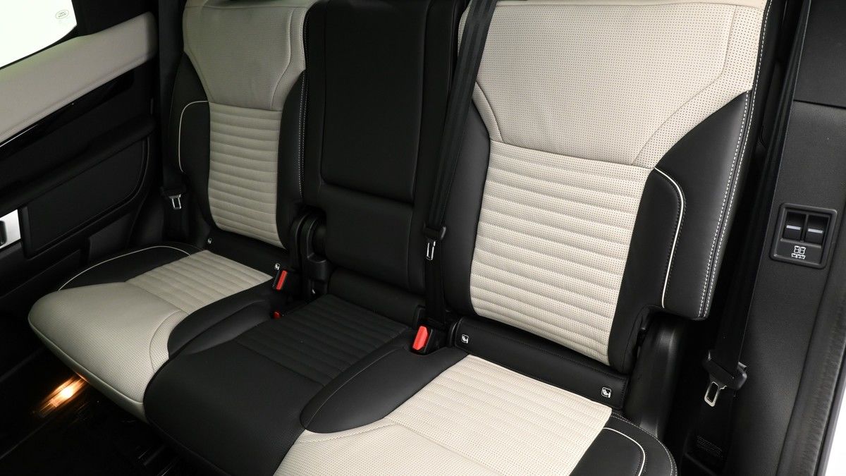 Land Rover Discovery Image 5
