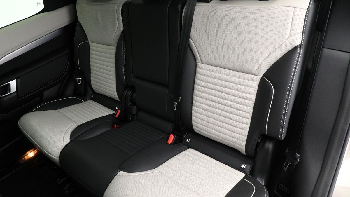 Land Rover Discovery Image 5