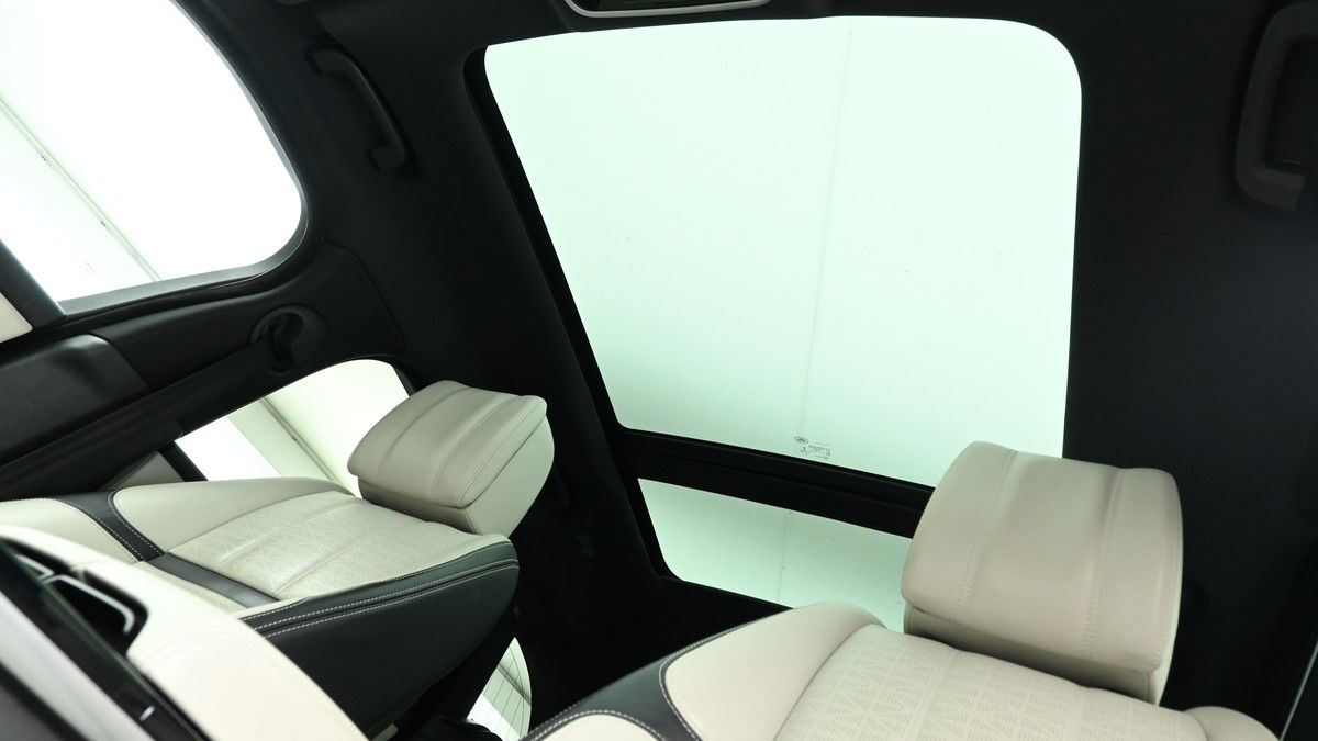 Land Rover Range Rover Velar Image 2