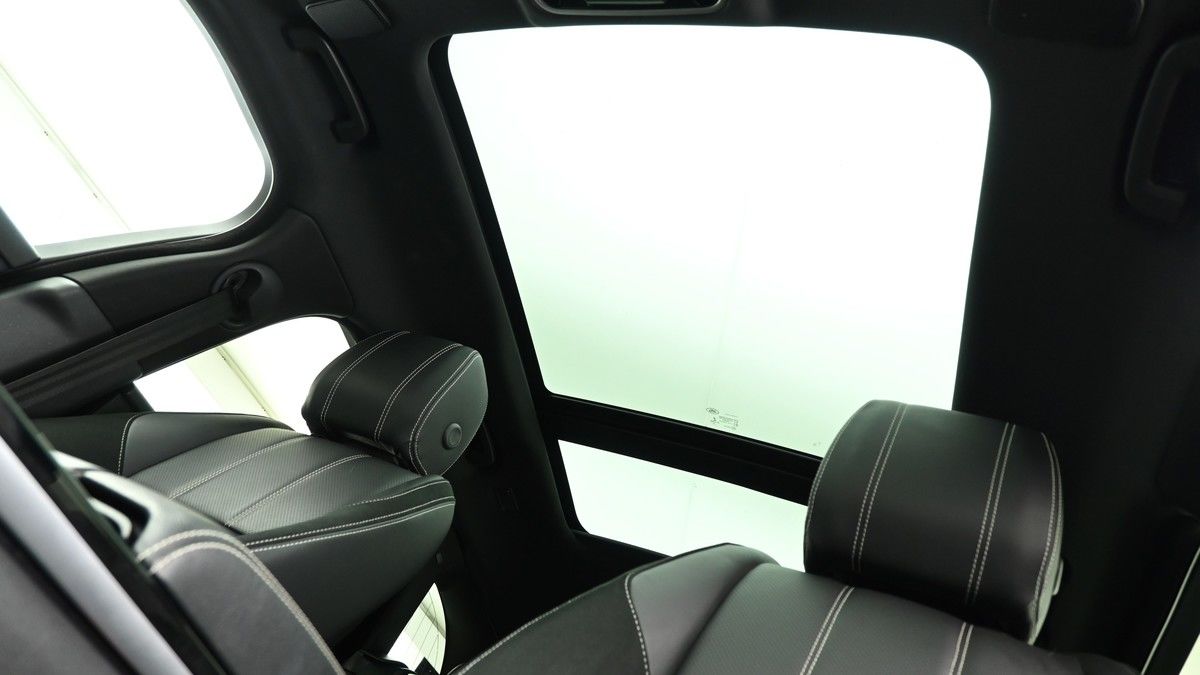 Land Rover Range Rover Velar Image 2