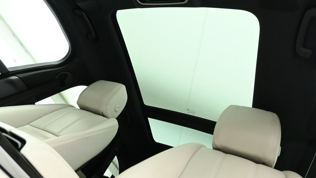 Land Rover Range Rover Velar Image 2