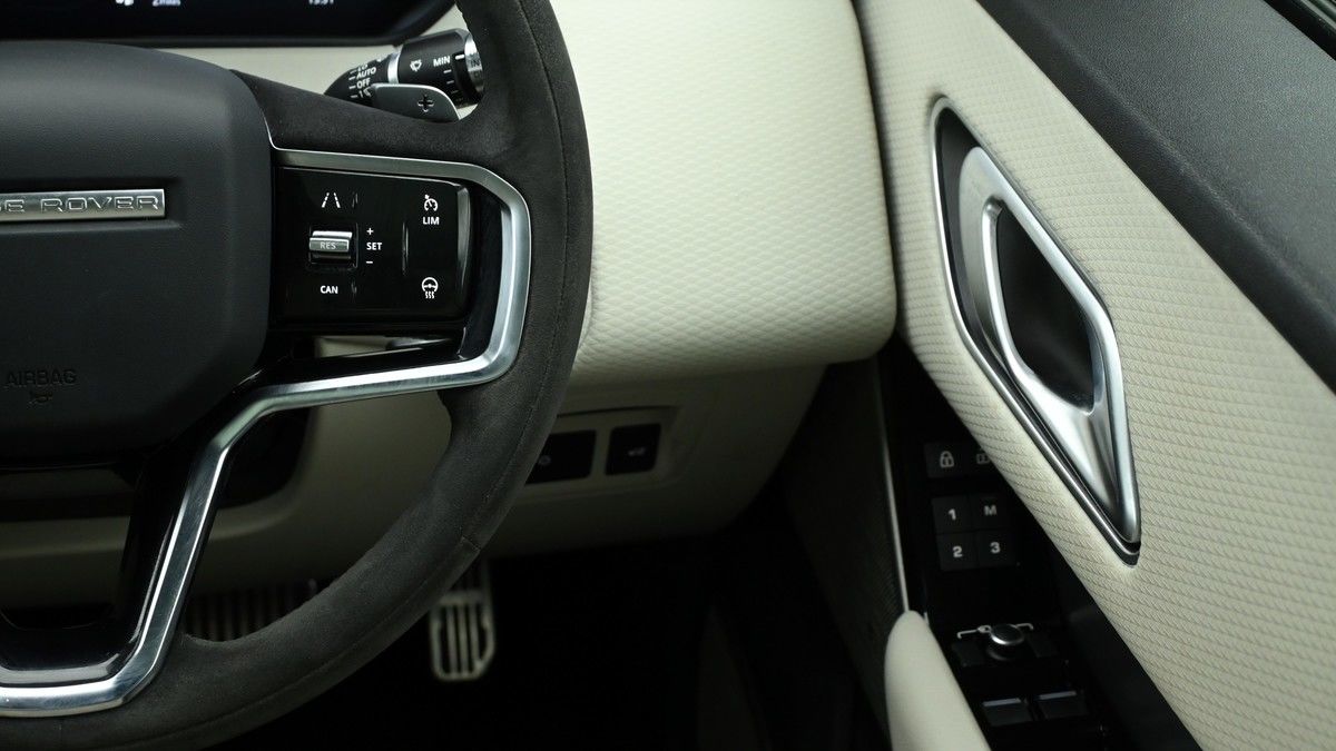 Land Rover Range Rover Velar Image 16
