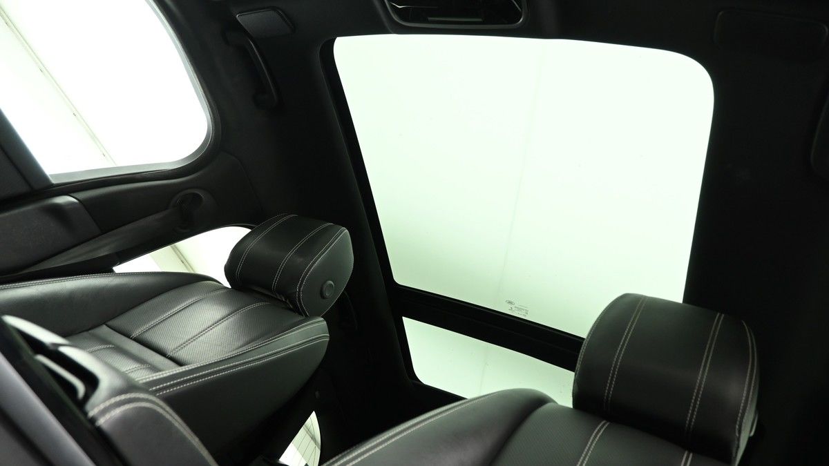 Land Rover Range Rover Velar Image 2