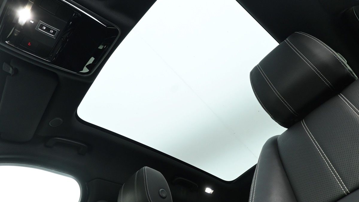 Land Rover Range Rover Velar Image 2