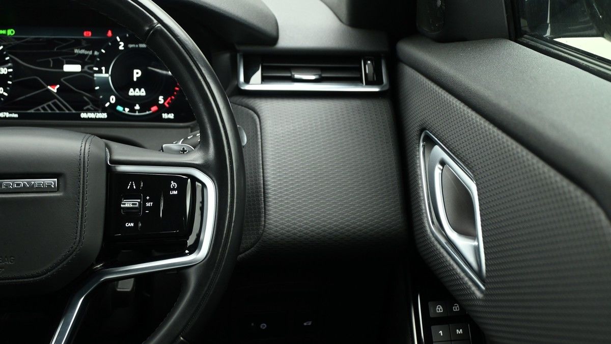 Land Rover Range Rover Velar Image 16