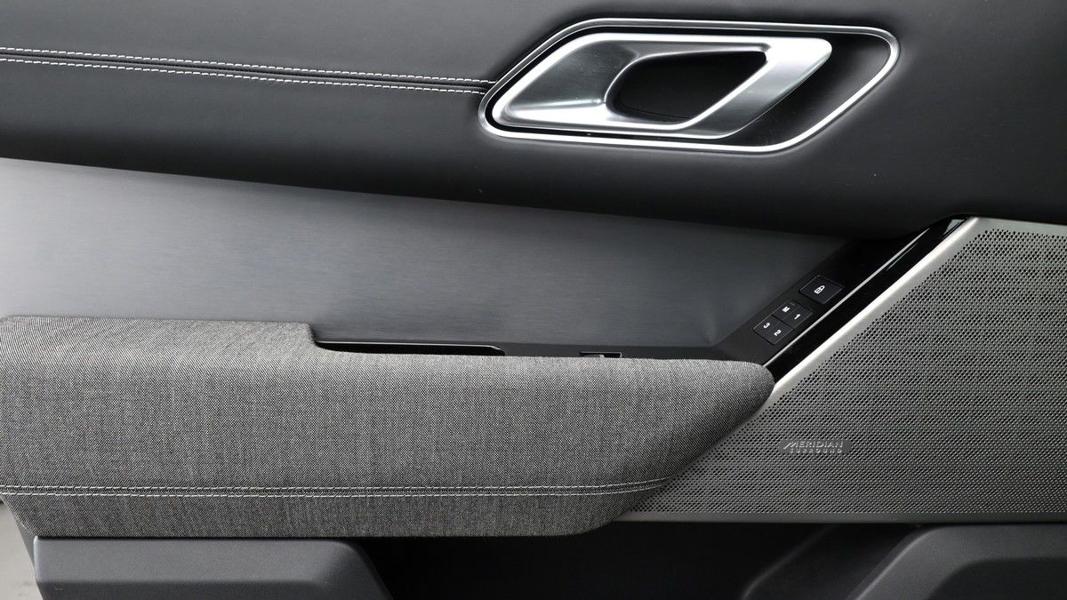 Land Rover Range Rover Velar Image 13
