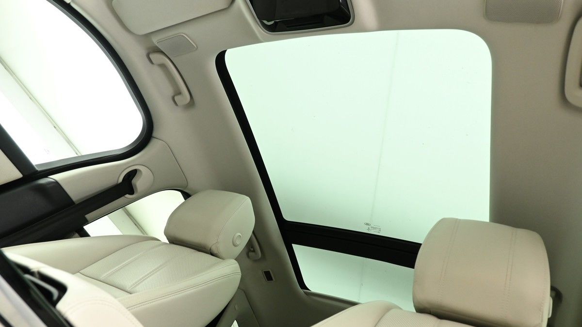 Land Rover Range Rover Velar Image 2