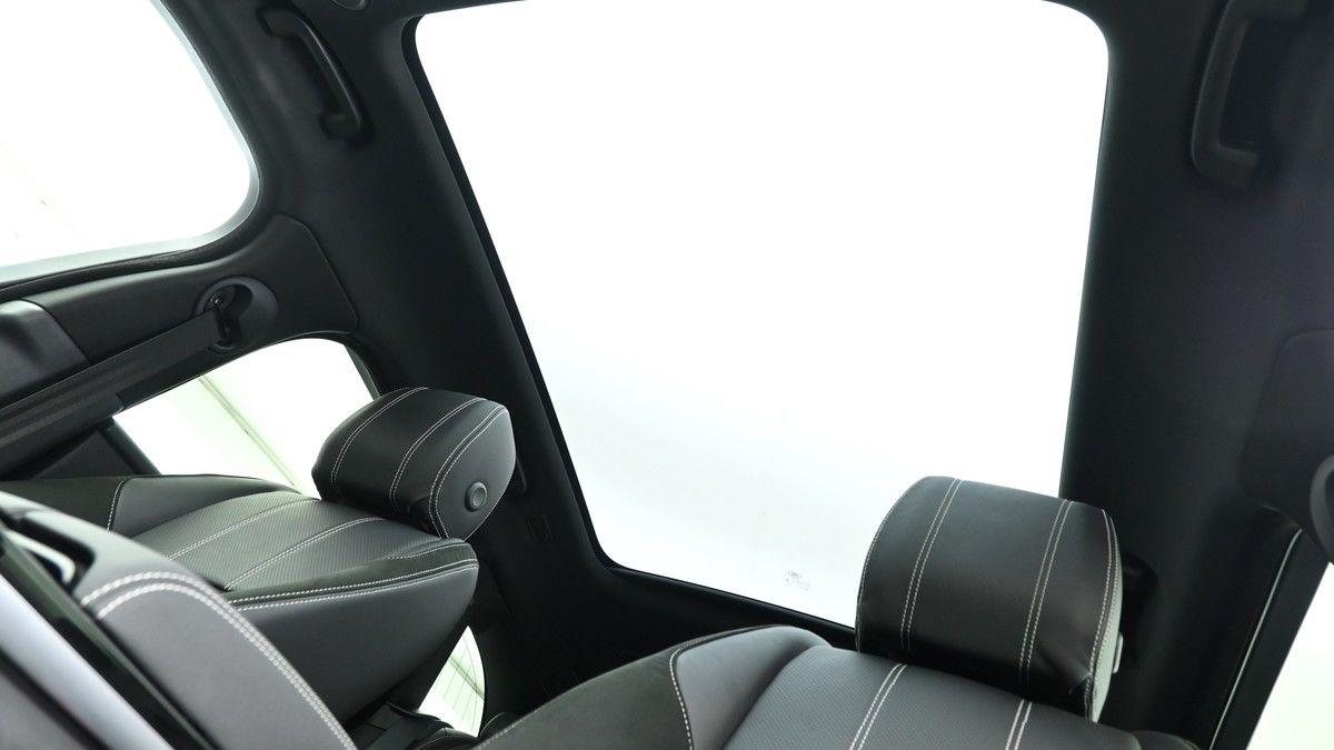 Land Rover Range Rover Velar Image 2