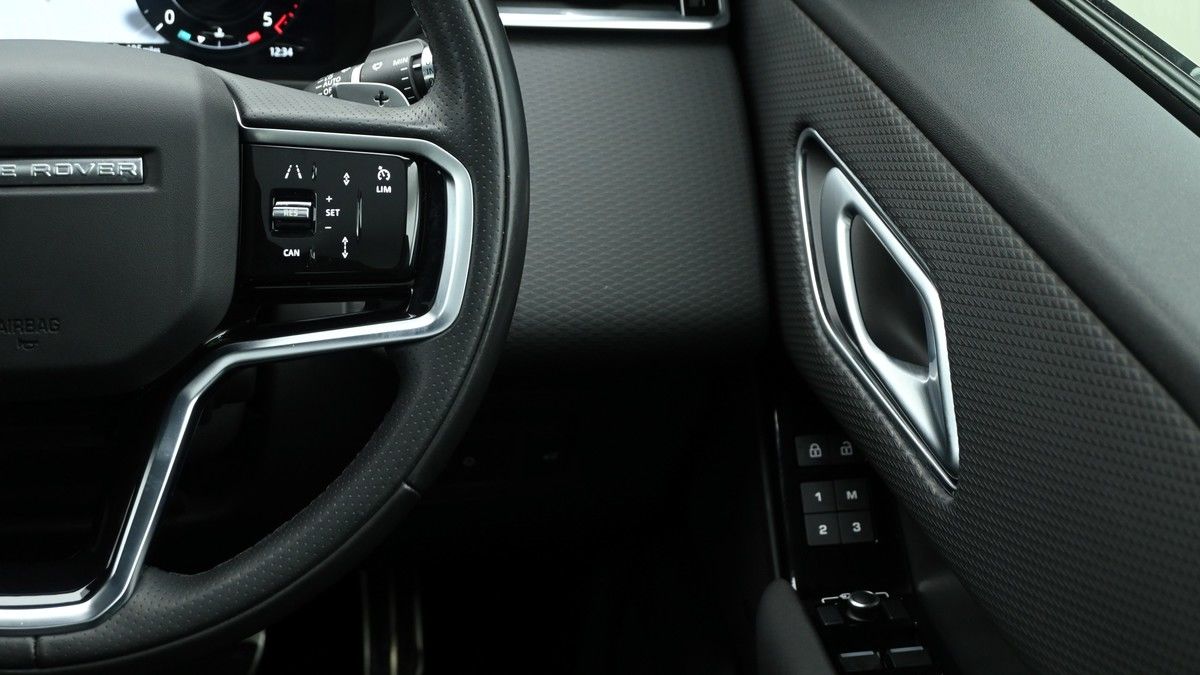 Land Rover Range Rover Velar Image 16
