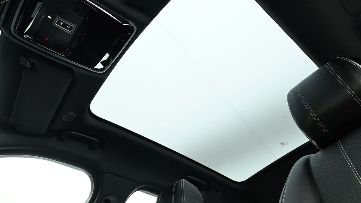 Land Rover Range Rover Velar Image 2
