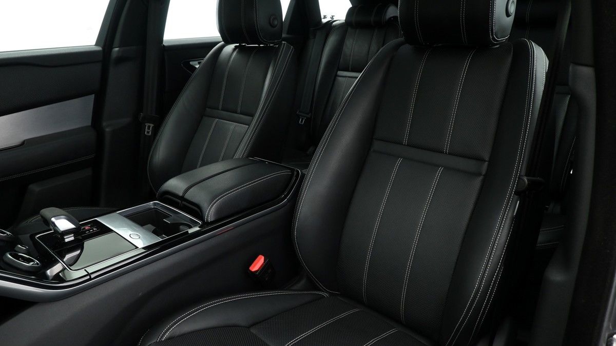 Land Rover Range Rover Velar Image 4