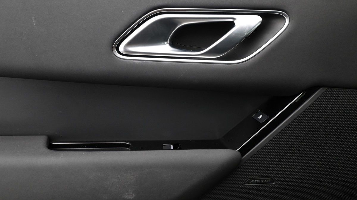 Land Rover Range Rover Velar Image 13