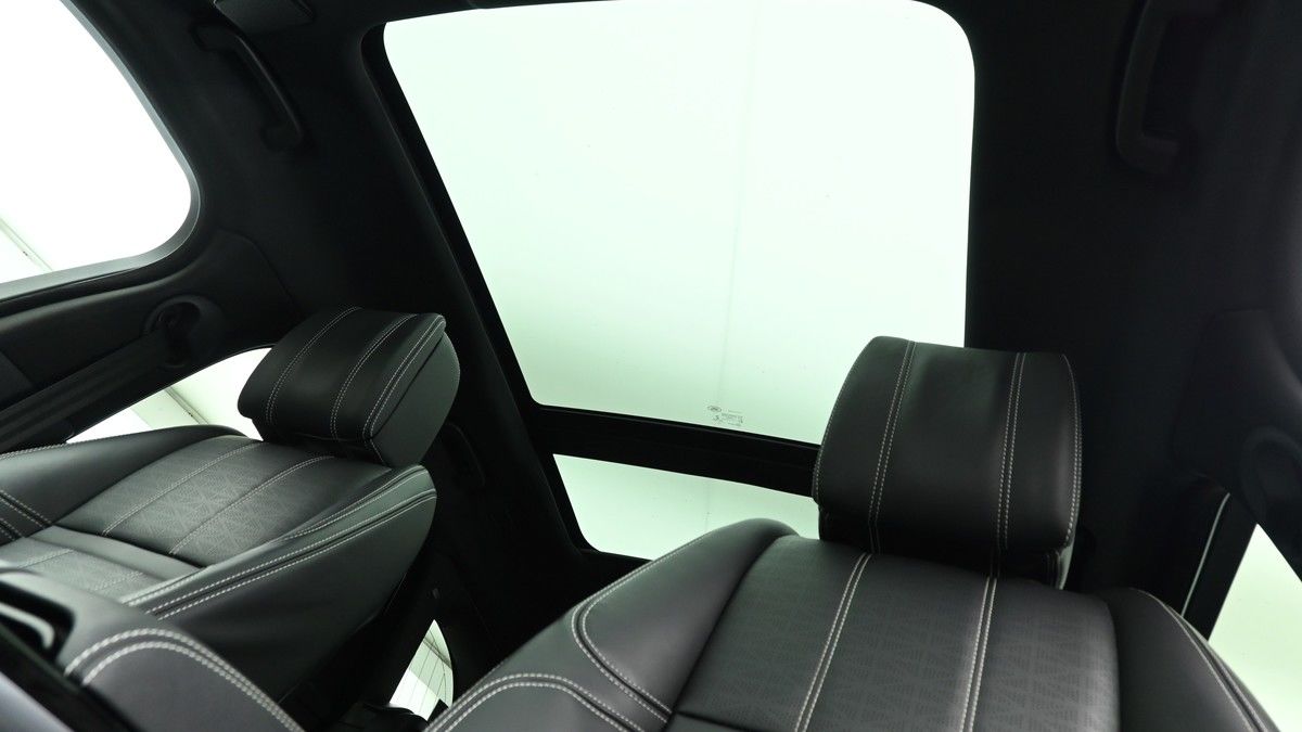 Land Rover Range Rover Velar Image 2
