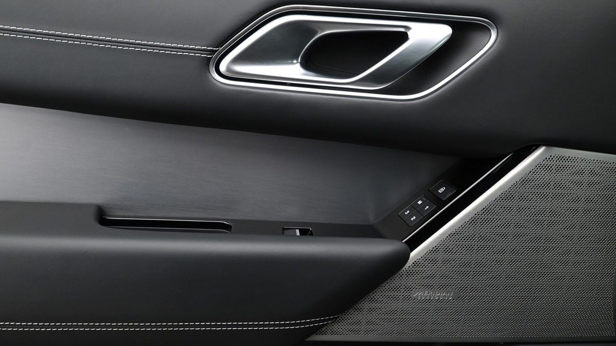 Land Rover Range Rover Velar Image 13