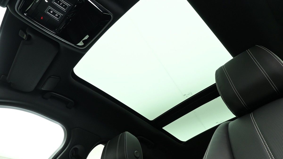 Land Rover Range Rover Velar Image 2