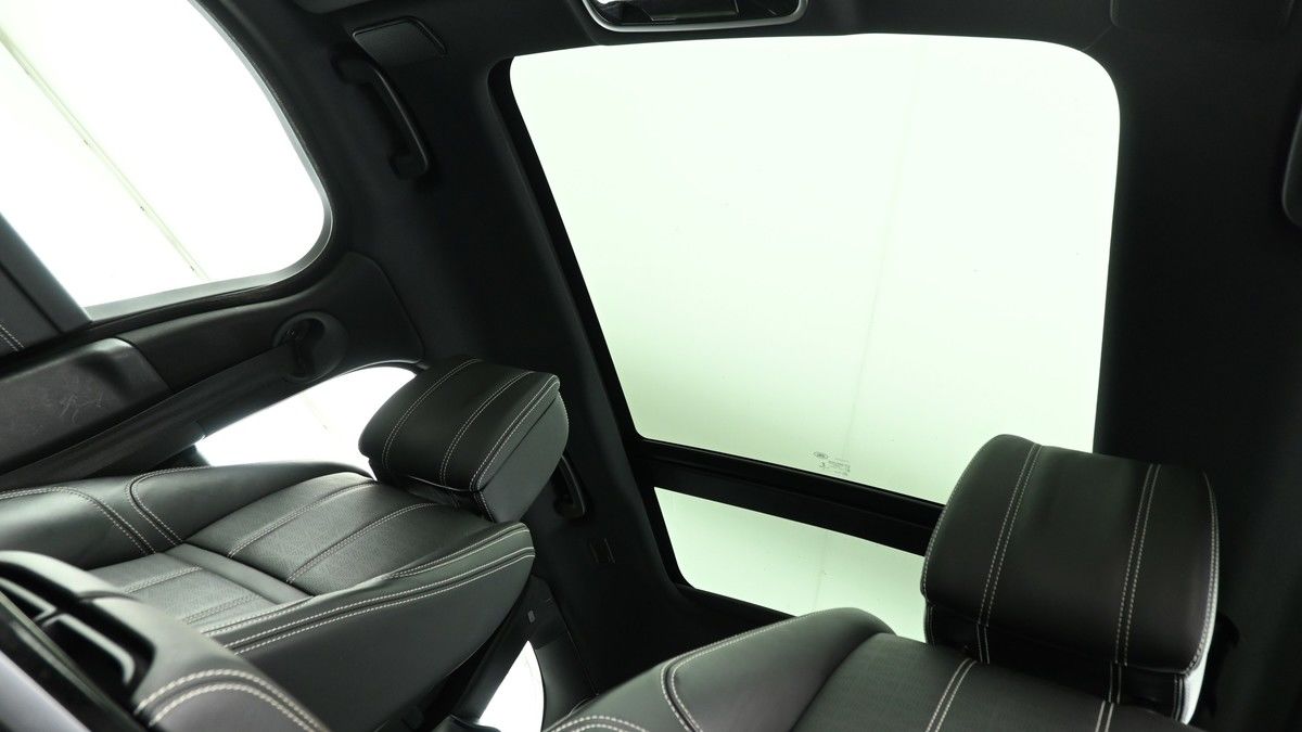 Land Rover Range Rover Velar Image 2
