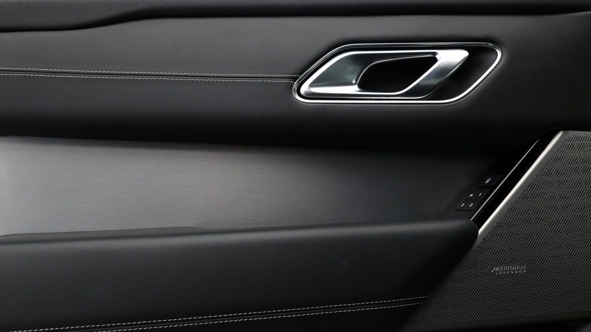 Land Rover Range Rover Velar Image 12