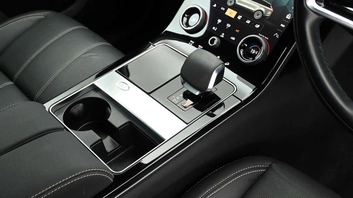 Land Rover Range Rover Velar Image 2