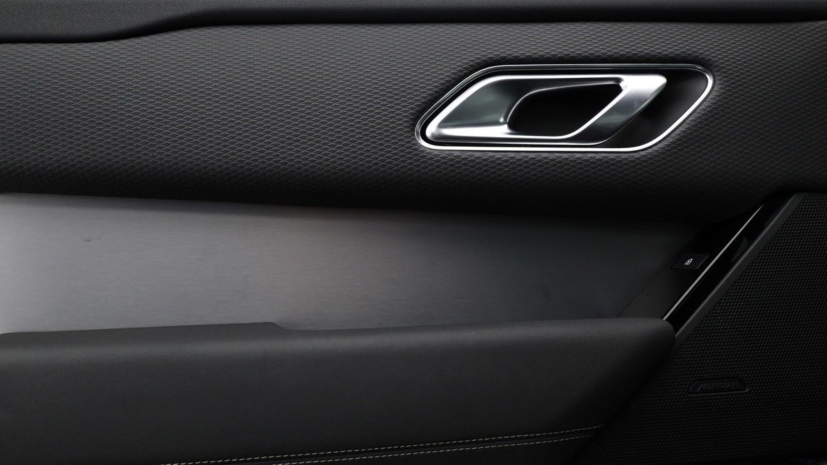 Land Rover Range Rover Velar Image 12